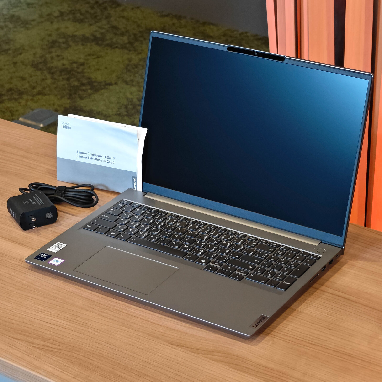 ภาพแกะกล่องสินค้า (Unboxing) แสดงสินค้าจริงและอุปกรณ์ภายในกล่อง ภาพที่ 2