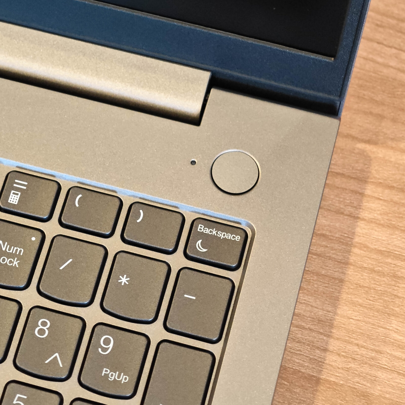 ภาพแกะกล่องสินค้า (Unboxing) แสดงสินค้าจริงและอุปกรณ์ภายในกล่อง ภาพที่ 6