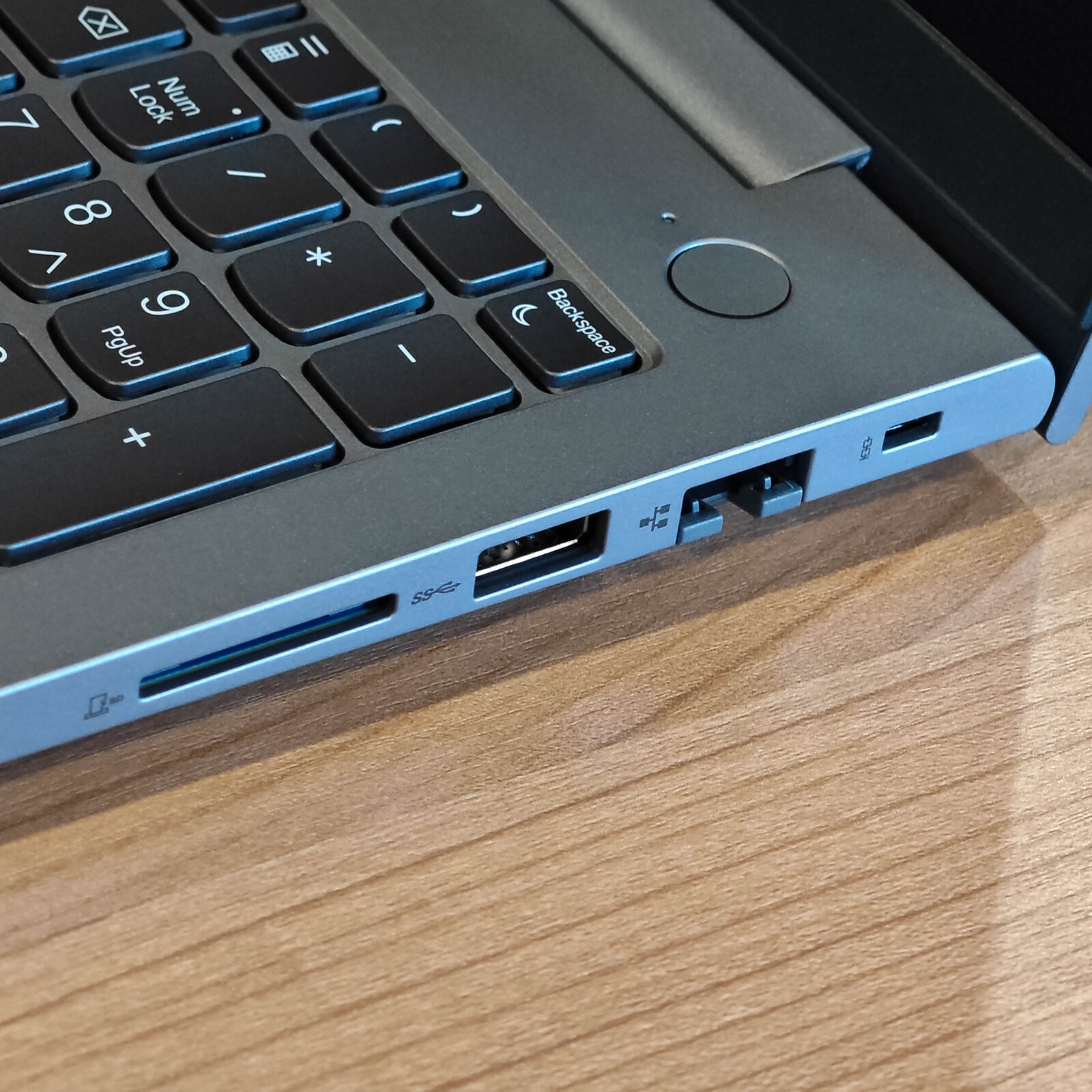 ภาพแกะกล่องสินค้า (Unboxing) แสดงสินค้าจริงและอุปกรณ์ภายในกล่อง ภาพที่ 9