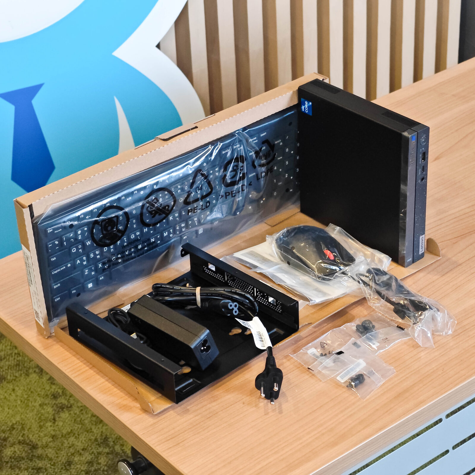 ภาพแกะกล่องสินค้า (Unboxing) แสดงสินค้าจริงและอุปกรณ์ภายในกล่อง ภาพที่ 2