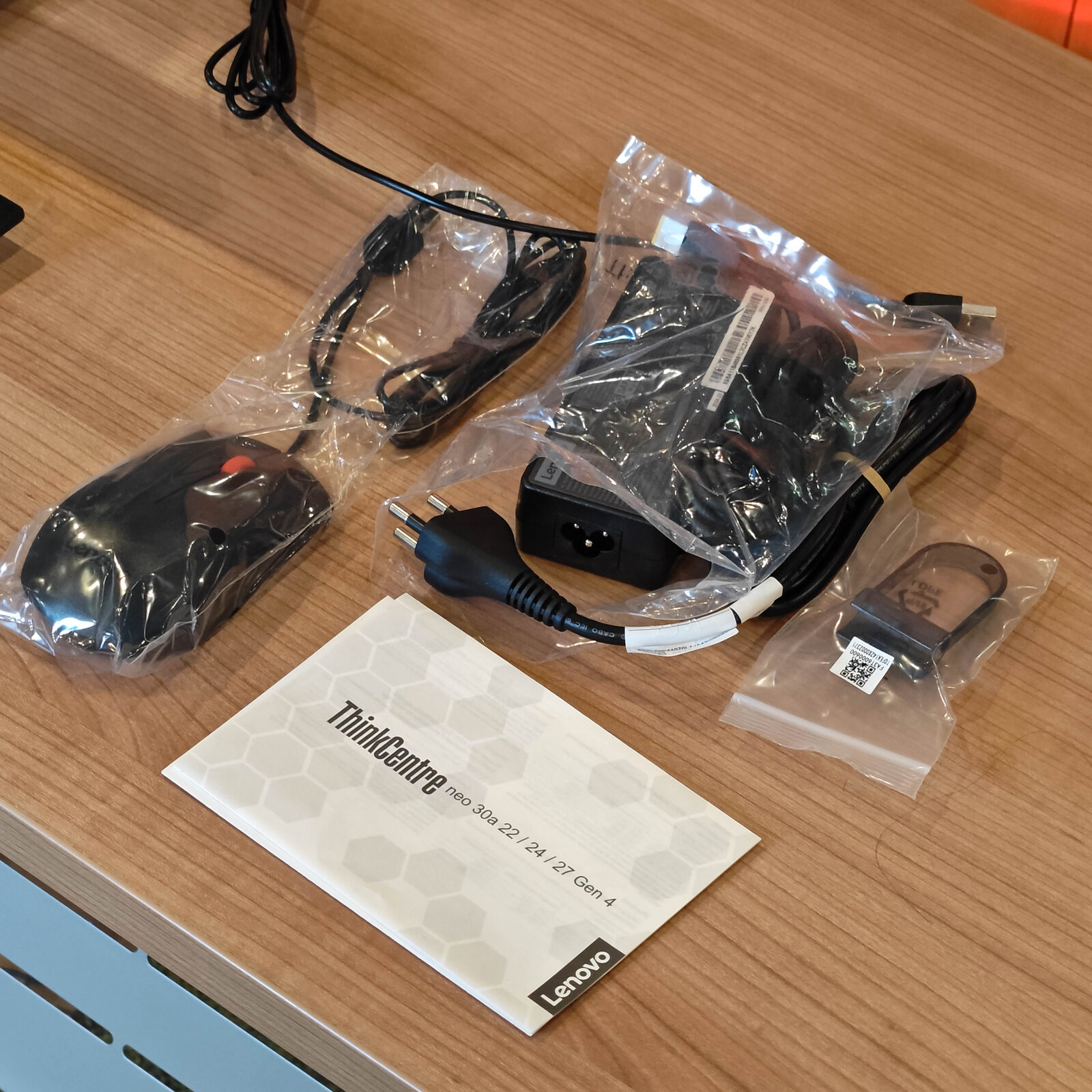 ภาพแกะกล่องสินค้า (Unboxing) แสดงสินค้าจริงและอุปกรณ์ภายในกล่อง ภาพที่ 10