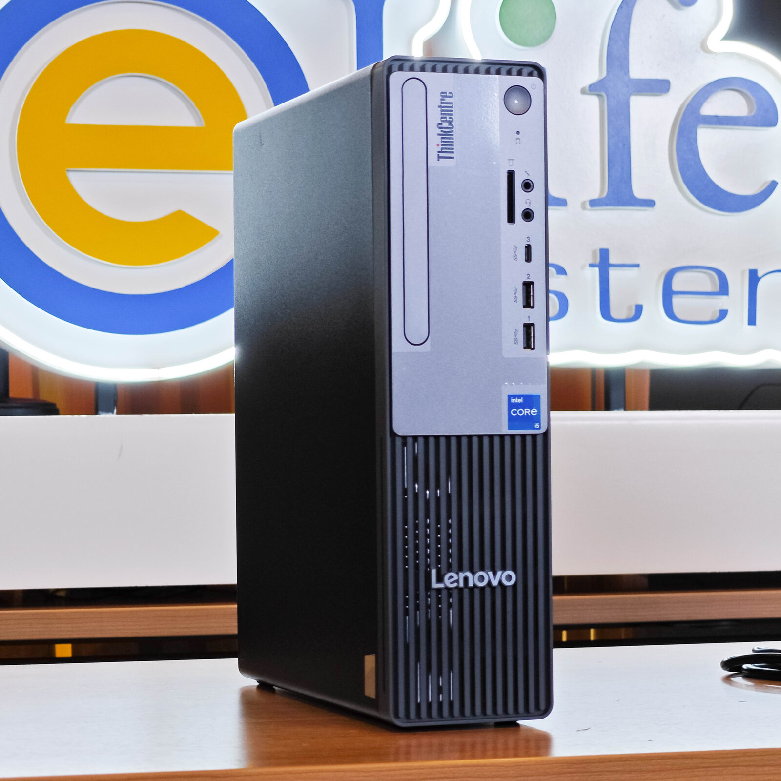 ภาพแกะกล่องสินค้า (Unboxing) แสดงสินค้าจริงและอุปกรณ์ภายในกล่อง ภาพที่ 1