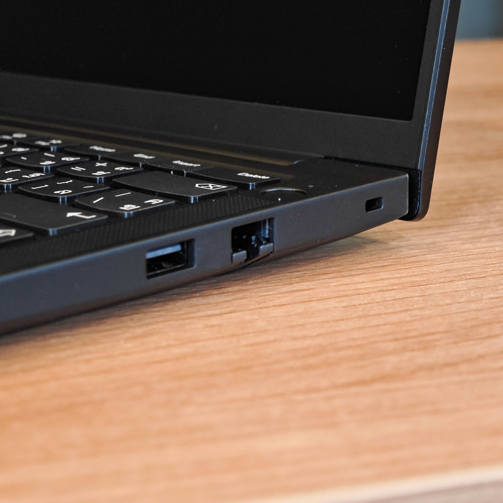 ภาพแกะกล่องสินค้า (Unboxing) แสดงสินค้าจริงและอุปกรณ์ภายในกล่อง ภาพที่ 4