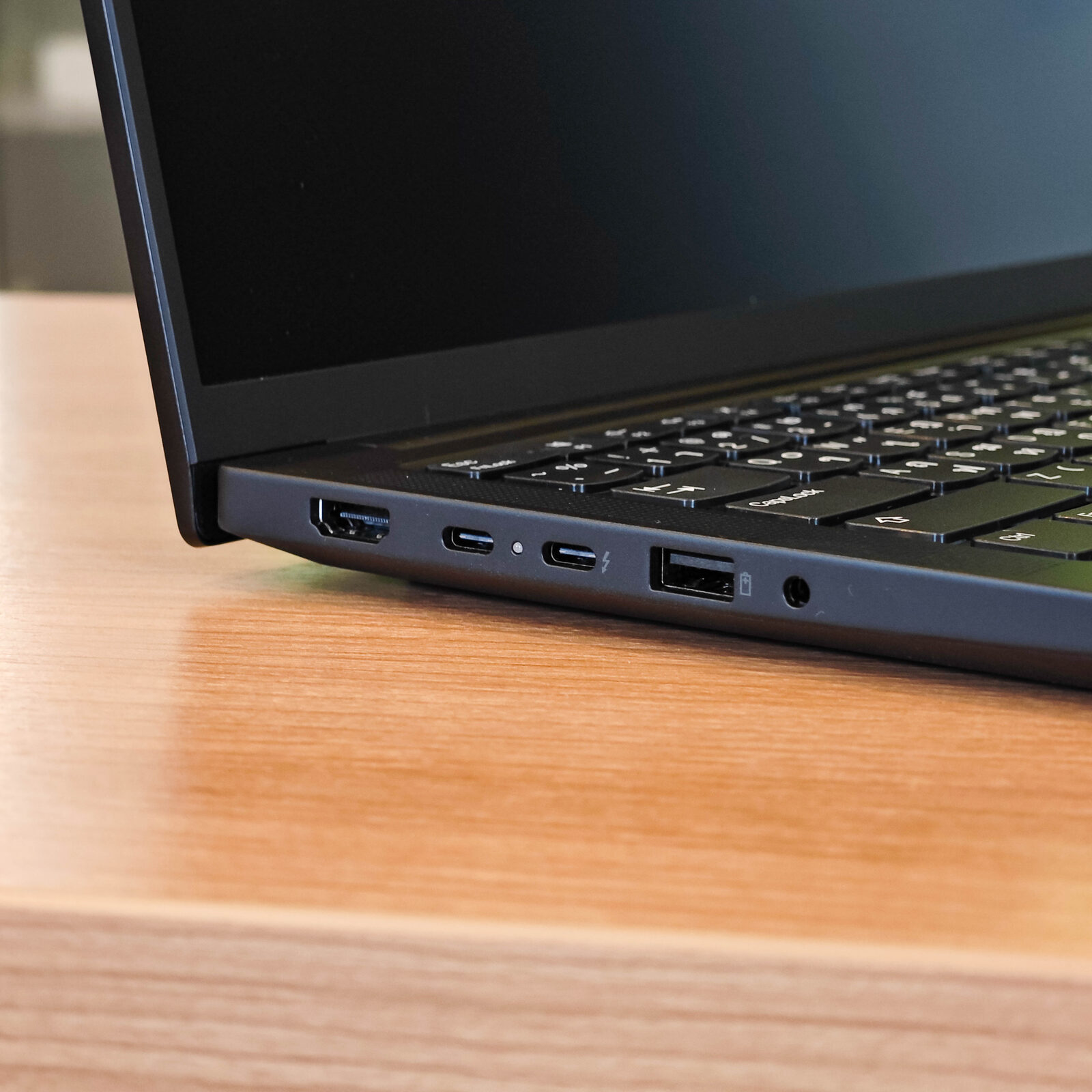 ภาพแกะกล่องสินค้า (Unboxing) แสดงสินค้าจริงและอุปกรณ์ภายในกล่อง ภาพที่ 5