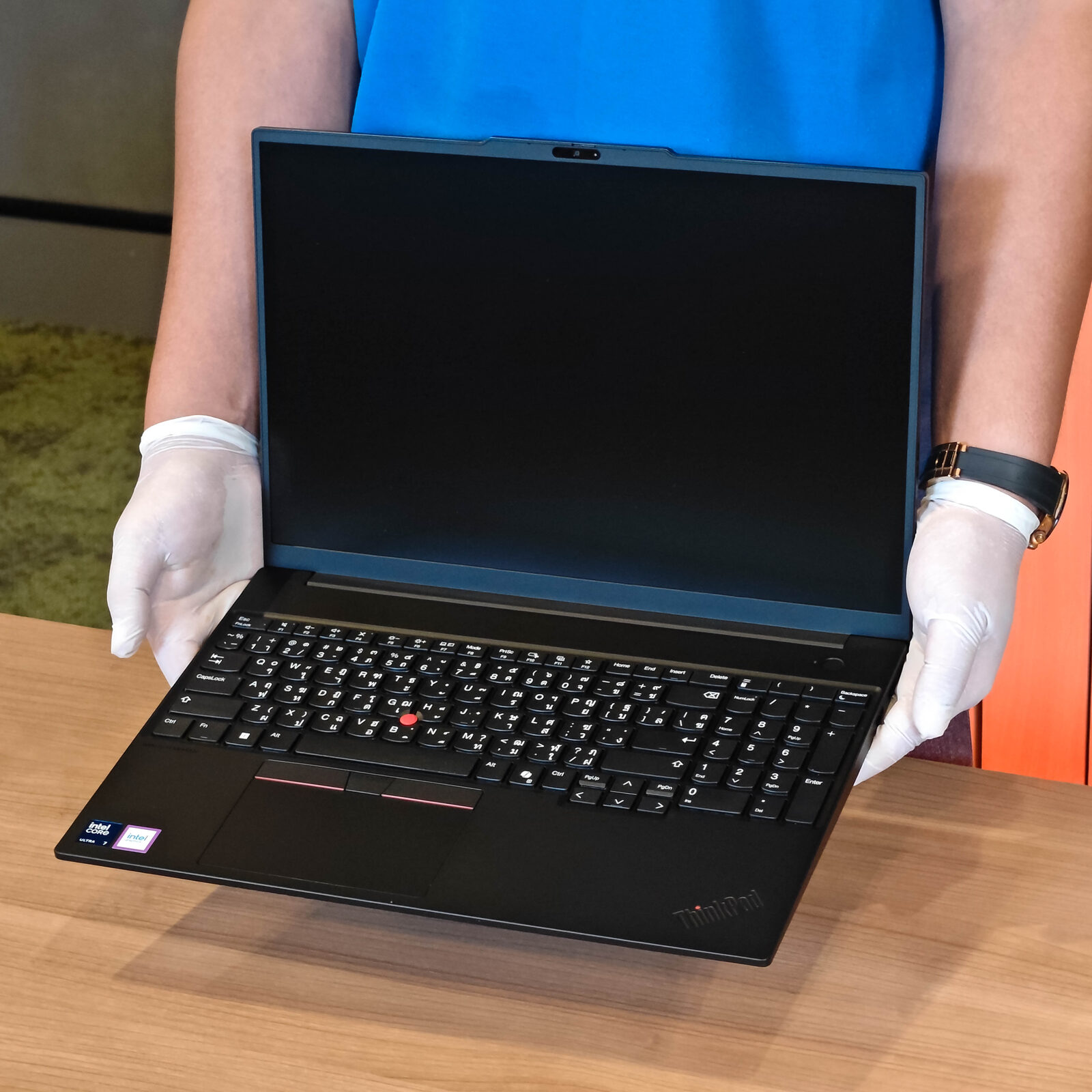 ภาพแกะกล่องสินค้า (Unboxing) แสดงสินค้าจริงและอุปกรณ์ภายในกล่อง ภาพที่ 1