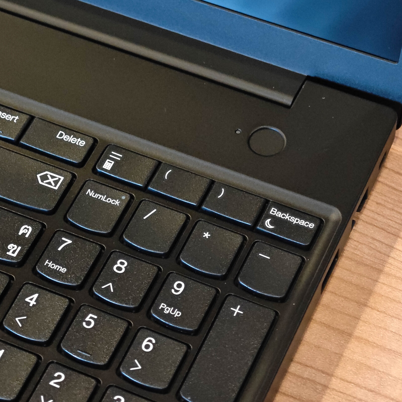 ภาพแกะกล่องสินค้า (Unboxing) แสดงสินค้าจริงและอุปกรณ์ภายในกล่อง ภาพที่ 6