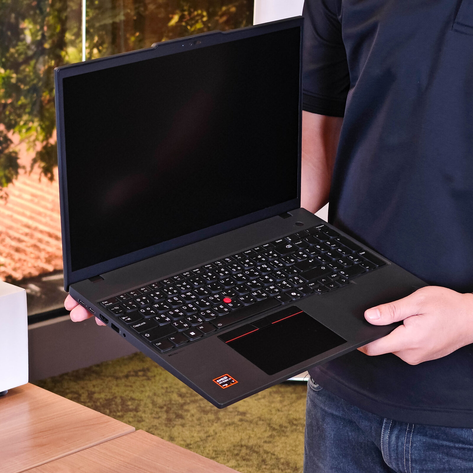 ภาพแกะกล่องสินค้า (Unboxing) แสดงสินค้าจริงและอุปกรณ์ภายในกล่อง ภาพที่ 1