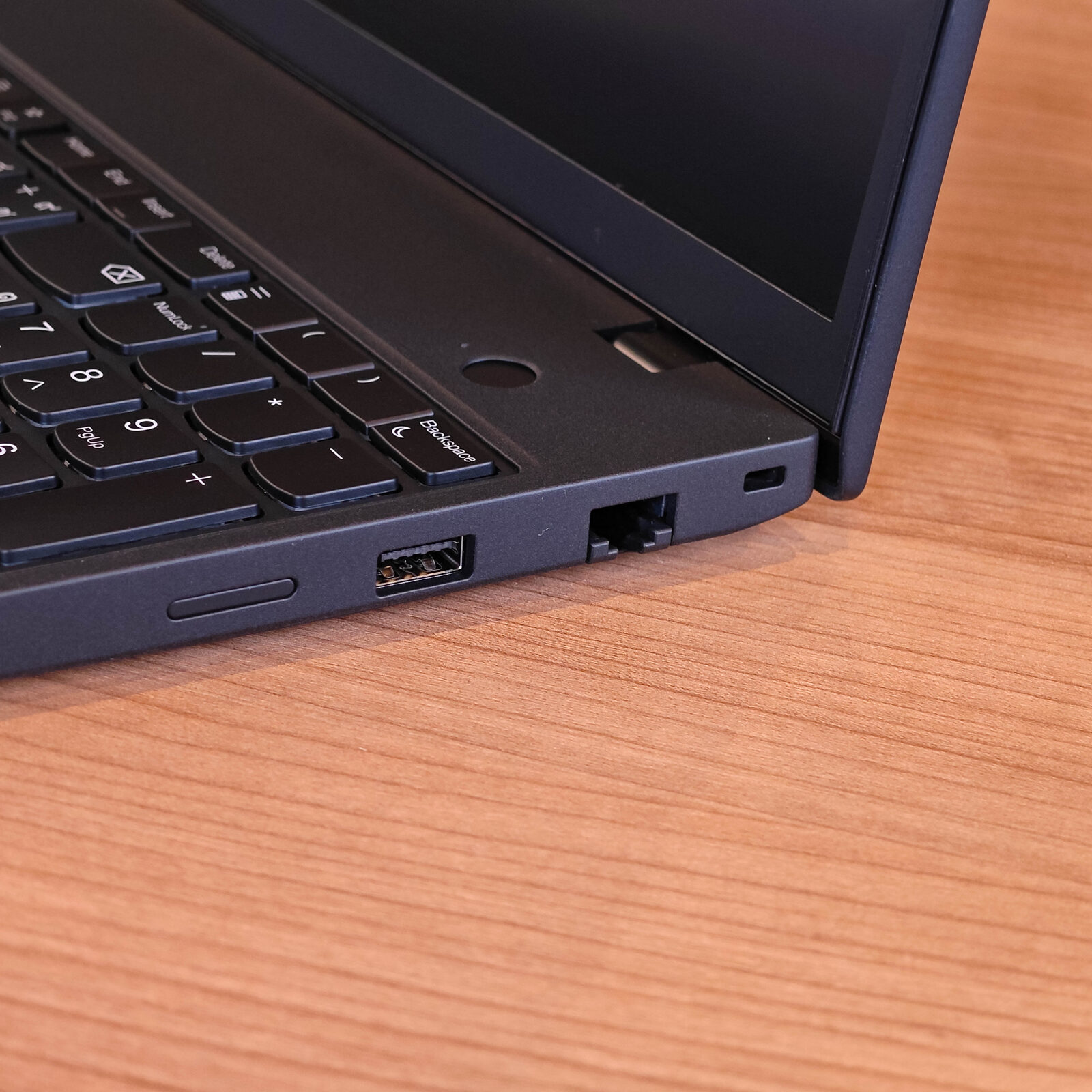 ภาพแกะกล่องสินค้า (Unboxing) แสดงสินค้าจริงและอุปกรณ์ภายในกล่อง ภาพที่ 3