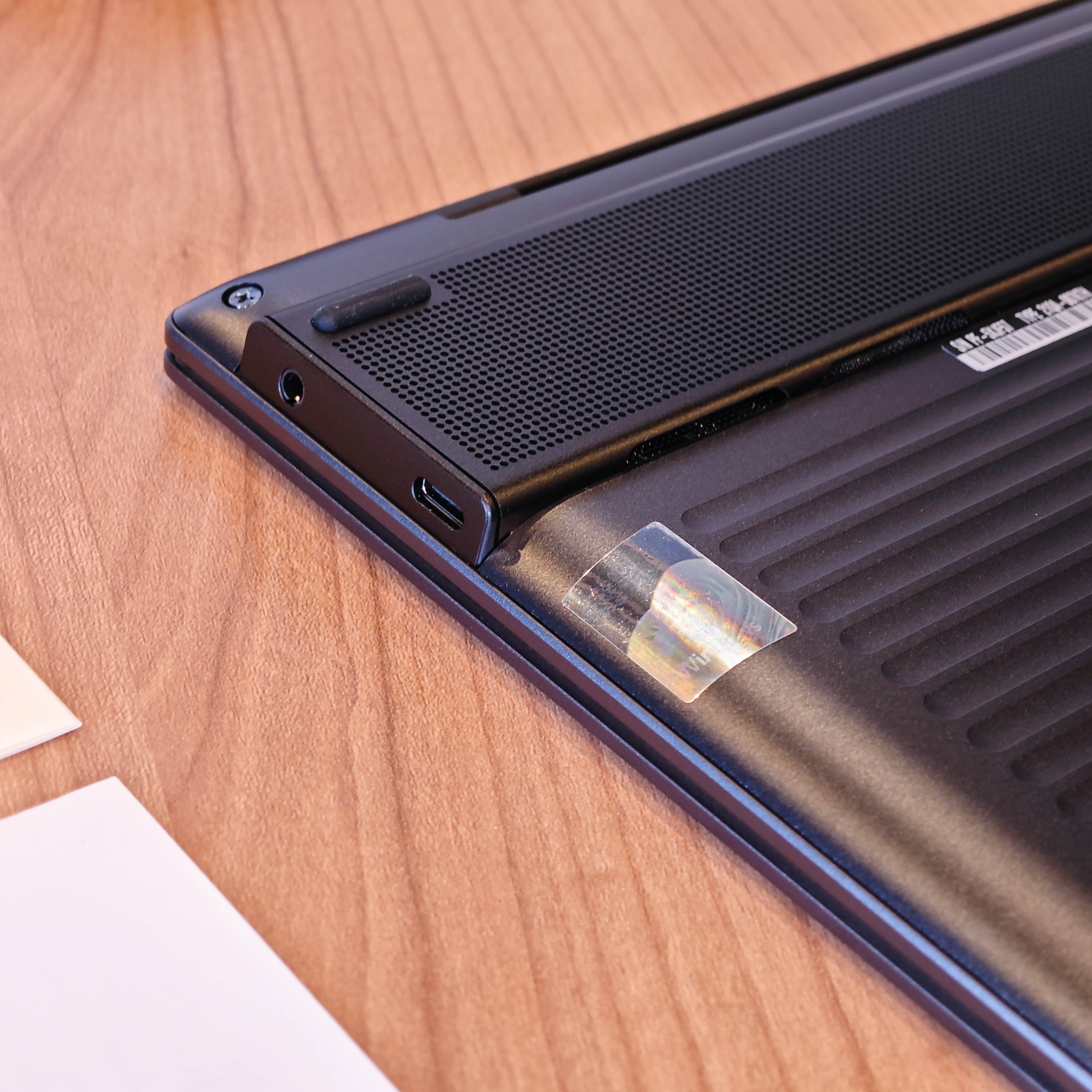 ภาพแกะกล่องสินค้า (Unboxing) แสดงสินค้าจริงและอุปกรณ์ภายในกล่อง ภาพที่ 10