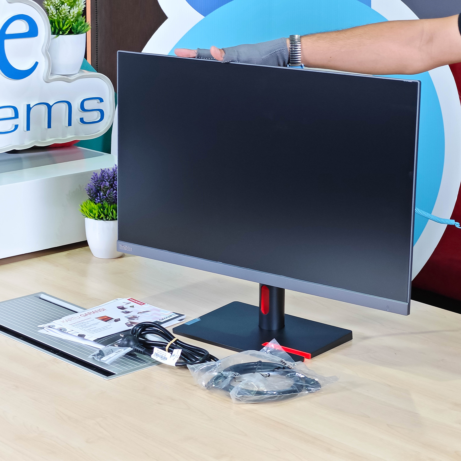 ภาพแกะกล่องสินค้า (Unboxing) แสดงสินค้าจริงและอุปกรณ์ภายในกล่อง ภาพที่ 1