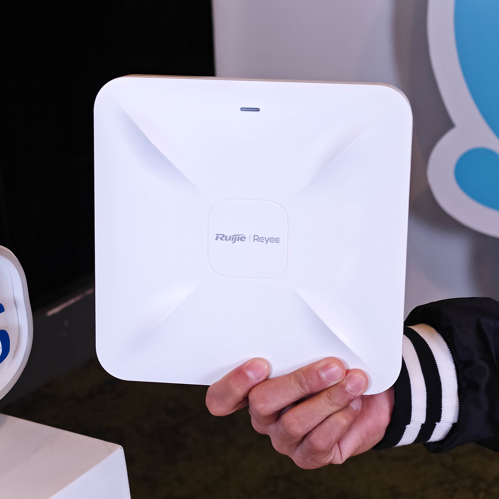 ภาพแกะกล่องสินค้า (Unboxing) แสดงสินค้าจริงและอุปกรณ์ภายในกล่อง ภาพที่ 1